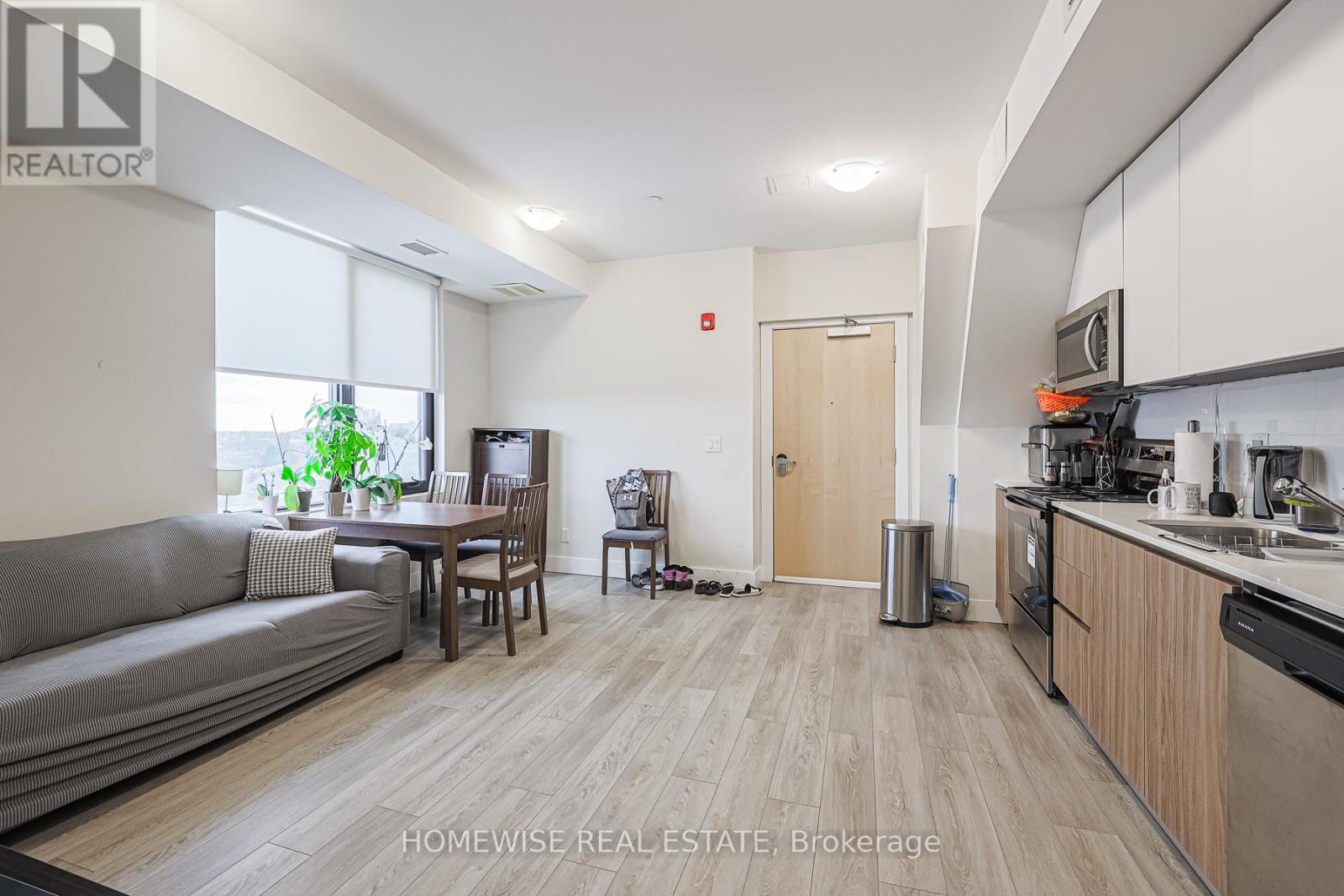 R02 - 293 Viewmount Avenue, Toronto, Ontario  M6B 3H8 - Photo 8 - W12616474