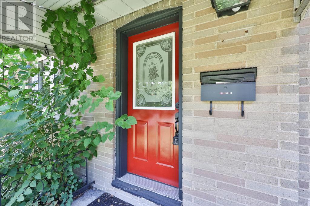 68 Oriole Avenue, Mississauga, Ontario  L5G 1V2 - Photo 2 - W12616486