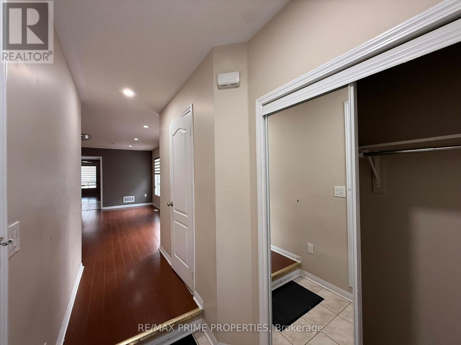 20 Murphy Road, Brampton, Ontario  L6S 6L2 - Photo 5 - W12616504