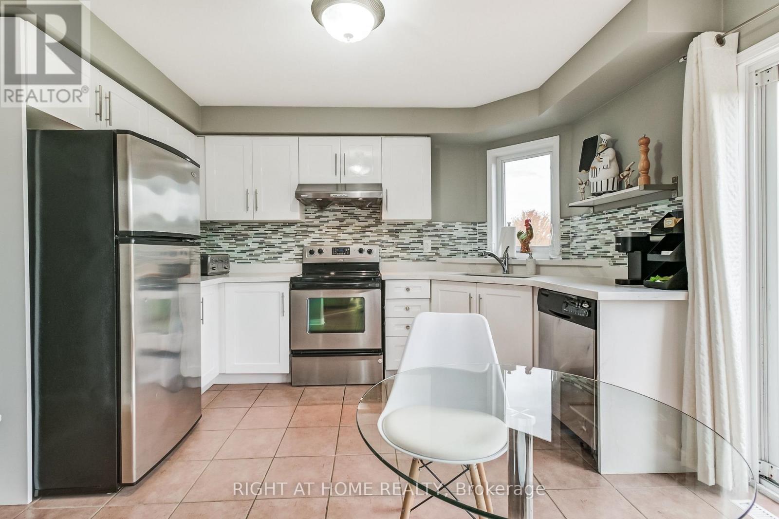 51 Crestridge Drive, Caledon, Ontario  L7E 2T9 - Photo 7 - W12616506