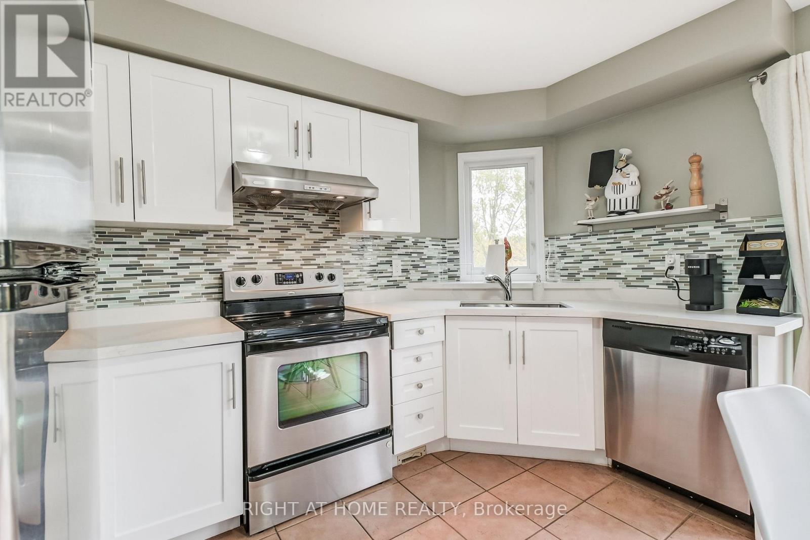 51 Crestridge Drive, Caledon, Ontario  L7E 2T9 - Photo 8 - W12616506