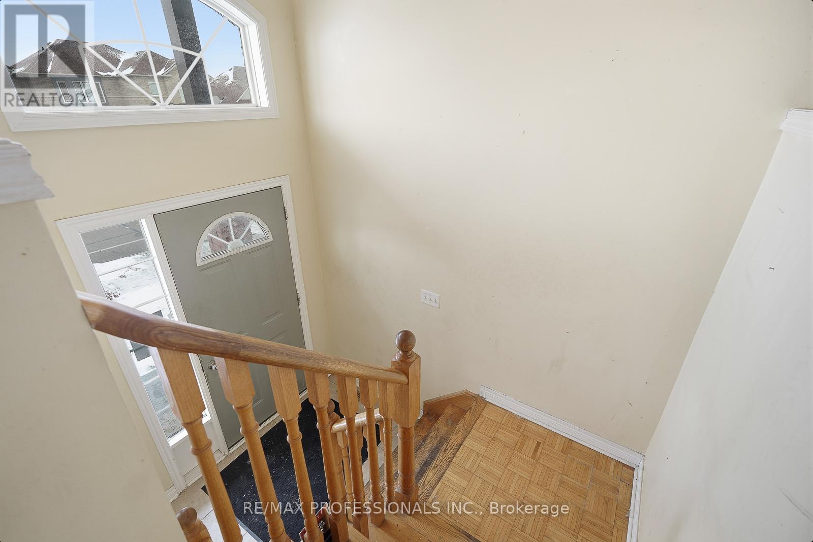 370 Queen Mary Drive, Brampton, Ontario  L7A 3T1 - Photo 2 - W12616524