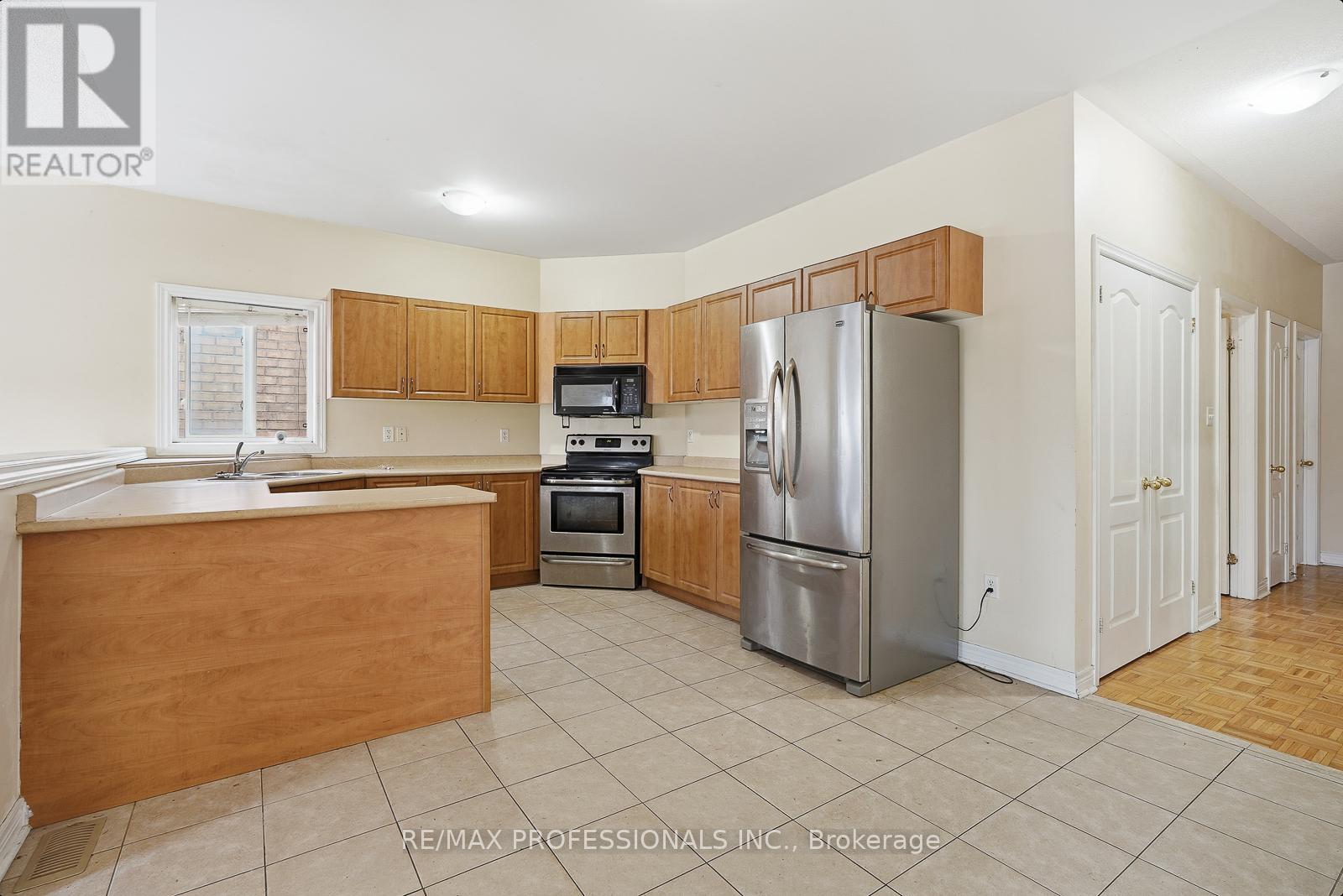 370 Queen Mary Drive, Brampton, Ontario  L7A 3T1 - Photo 5 - W12616524