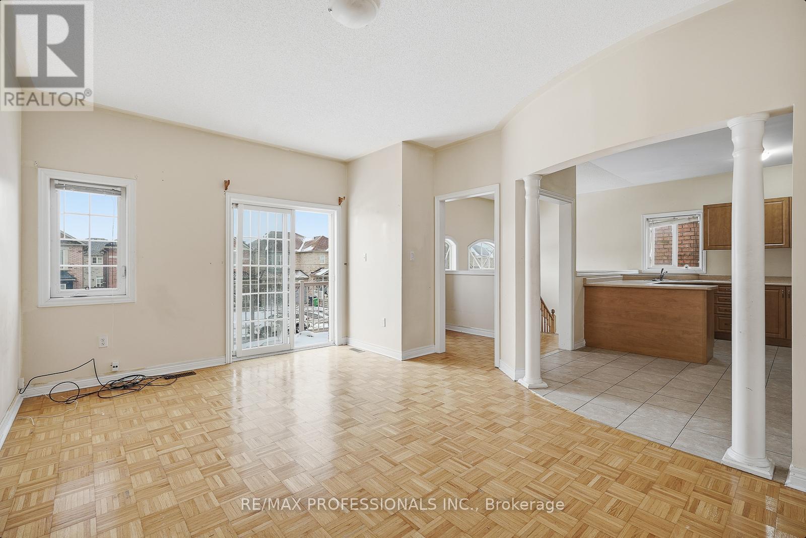 370 Queen Mary Drive, Brampton, Ontario  L7A 3T1 - Photo 6 - W12616524