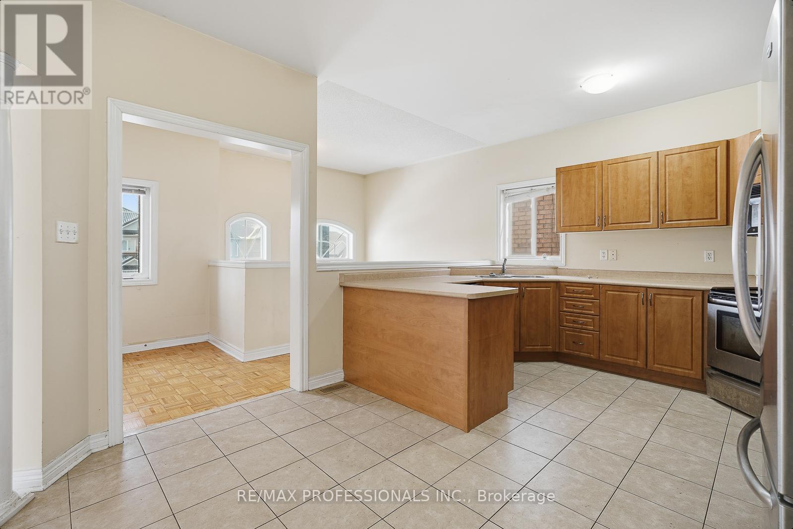 370 Queen Mary Drive, Brampton, Ontario  L7A 3T1 - Photo 7 - W12616524