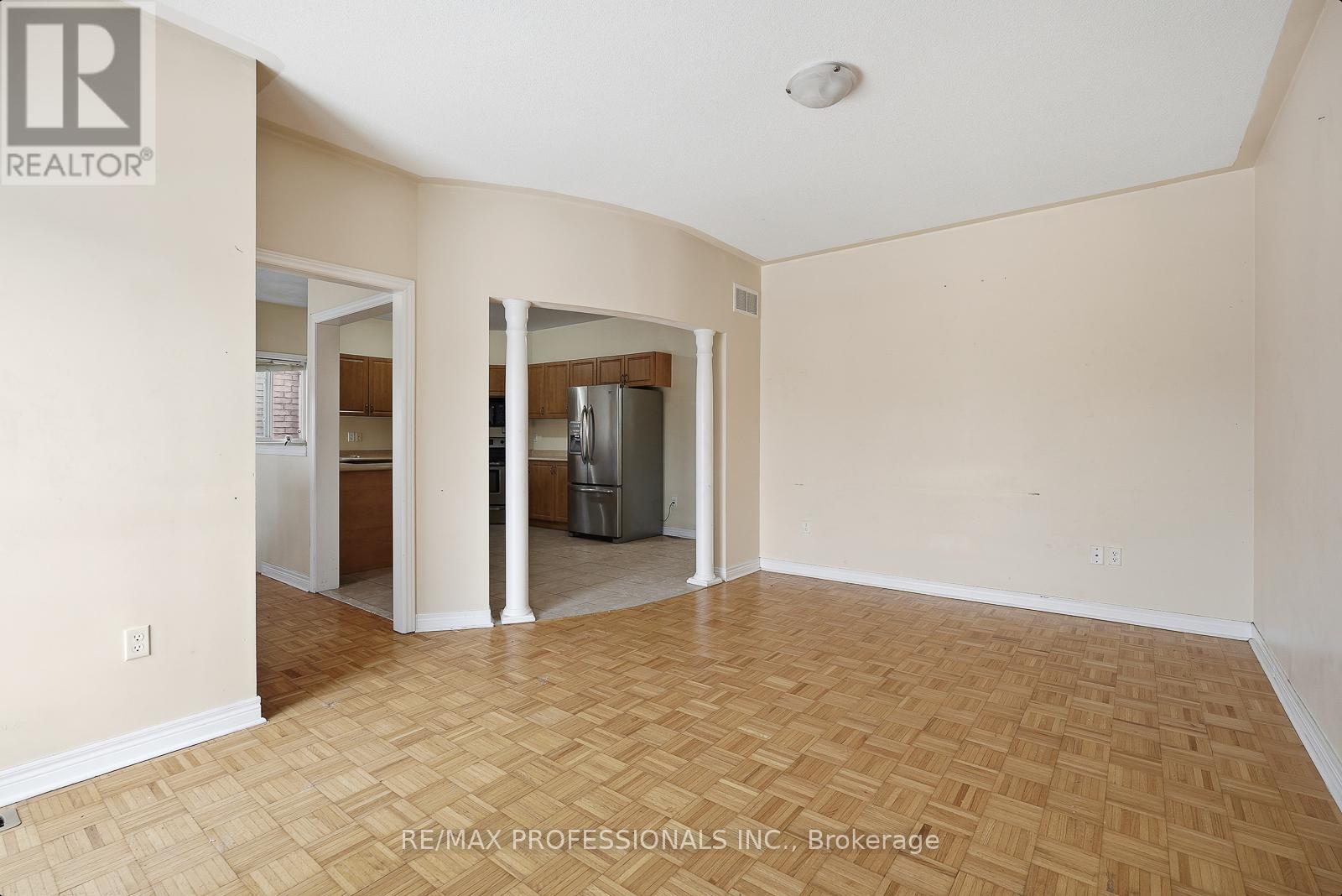 370 Queen Mary Drive, Brampton, Ontario  L7A 3T1 - Photo 8 - W12616524