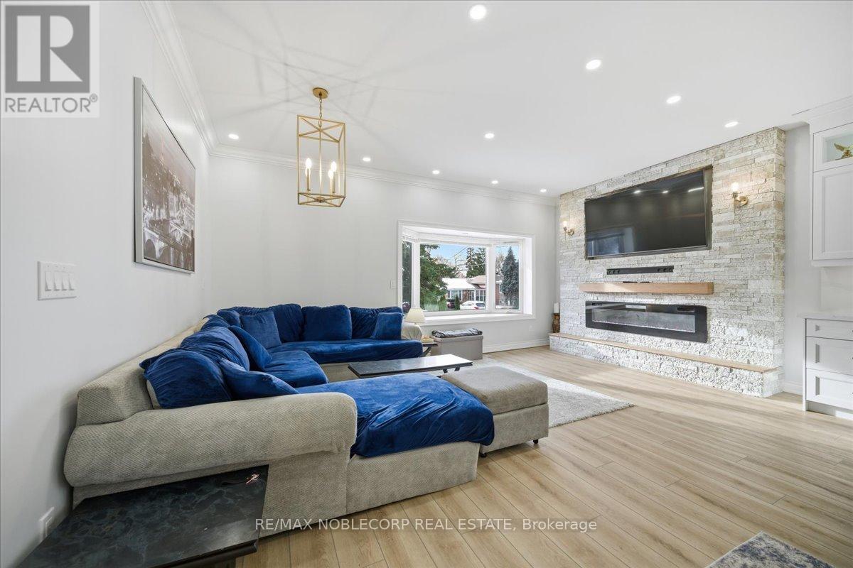 Main - 18 Florida Crescent, Toronto, Ontario  M9M 1P5 - Photo 11 - W12616572