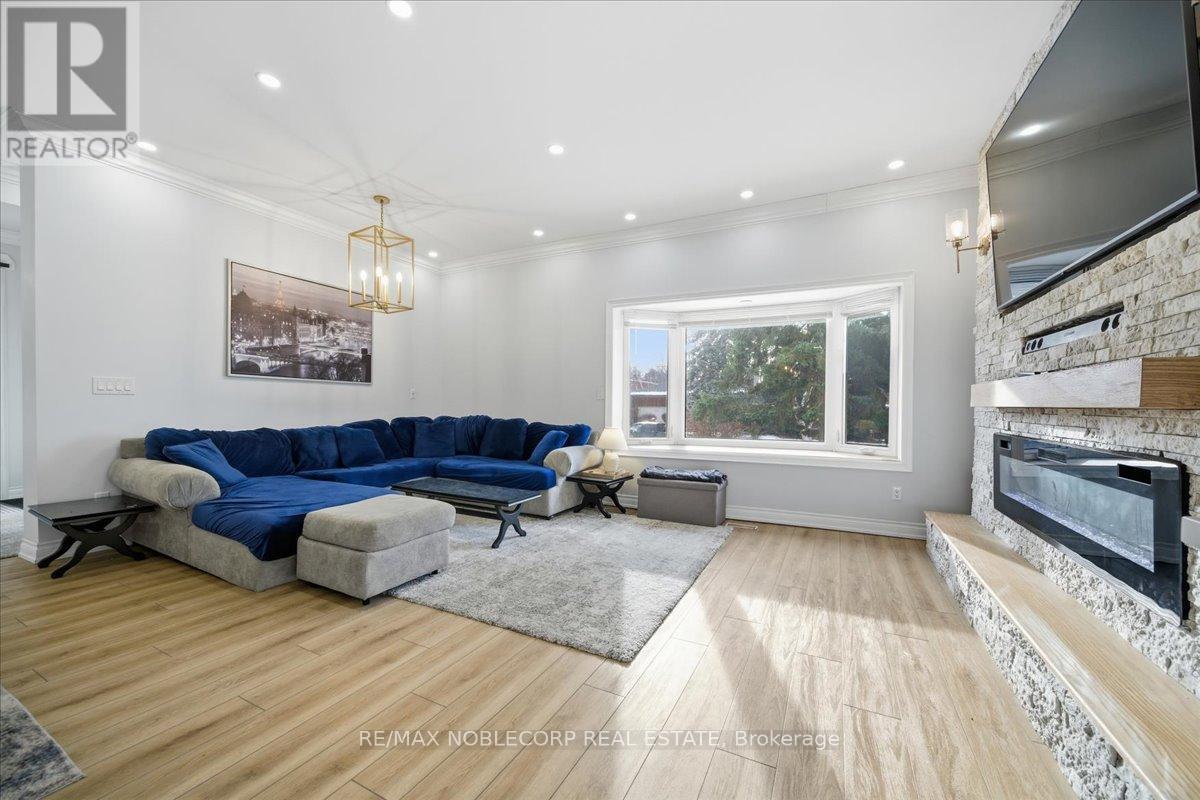 Main - 18 Florida Crescent, Toronto, Ontario  M9M 1P5 - Photo 12 - W12616572