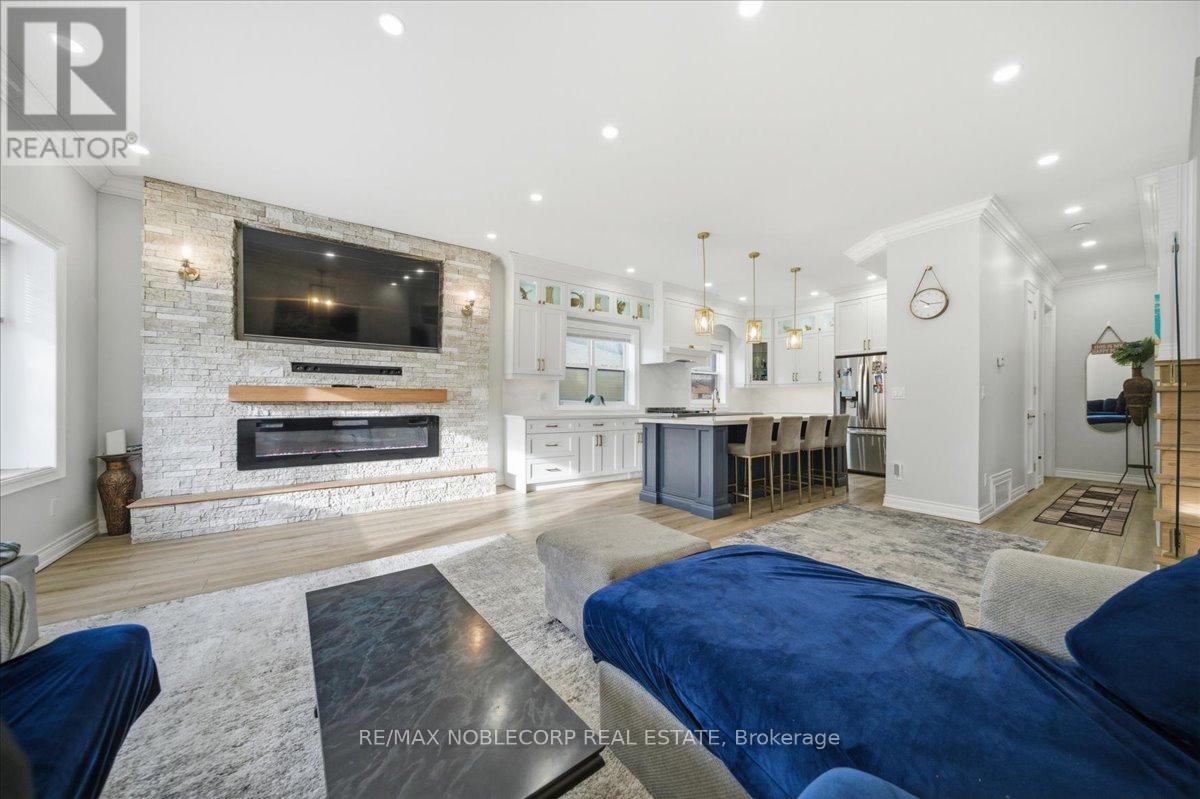 Main - 18 Florida Crescent, Toronto, Ontario  M9M 1P5 - Photo 14 - W12616572