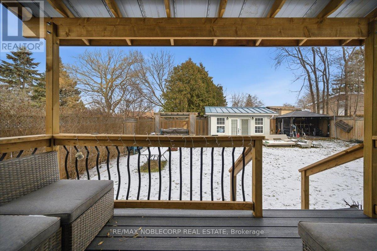 Main - 18 Florida Crescent, Toronto, Ontario  M9M 1P5 - Photo 32 - W12616572