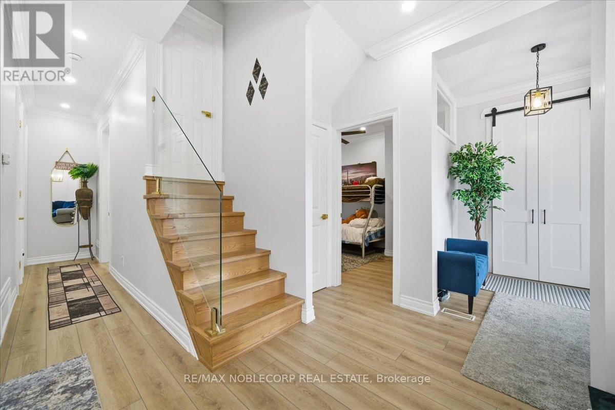 Main - 18 Florida Crescent, Toronto, Ontario  M9M 1P5 - Photo 8 - W12616572