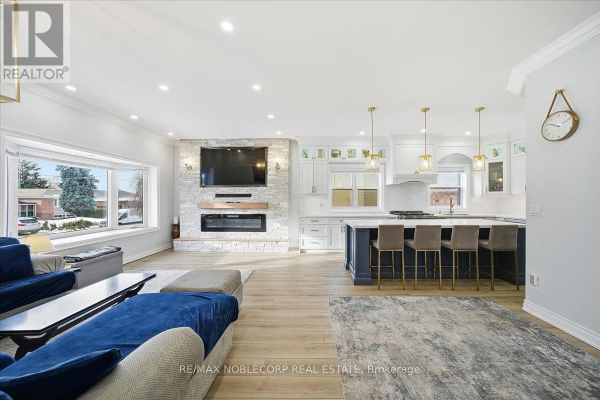 Main - 18 Florida Crescent, Toronto, Ontario  M9M 1P5 - Photo 9 - W12616572