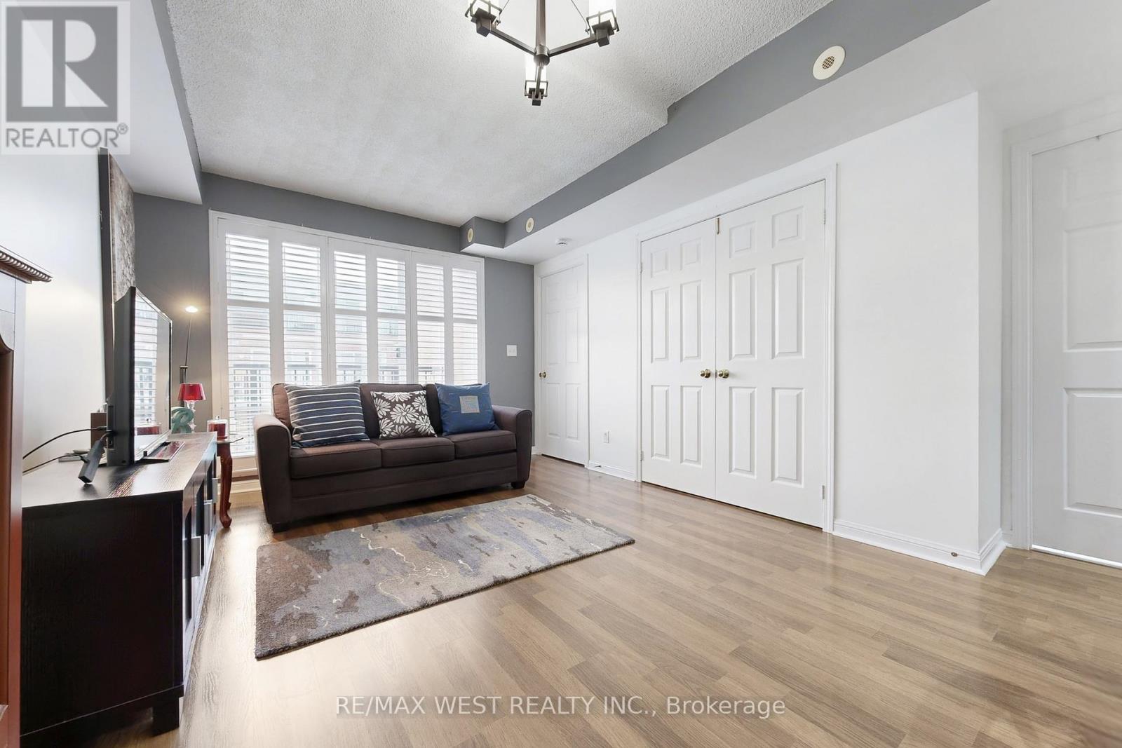 2046 - 3043 Finch Avenue W, Toronto, Ontario  M9M 0A4 - Photo 6 - W12616594