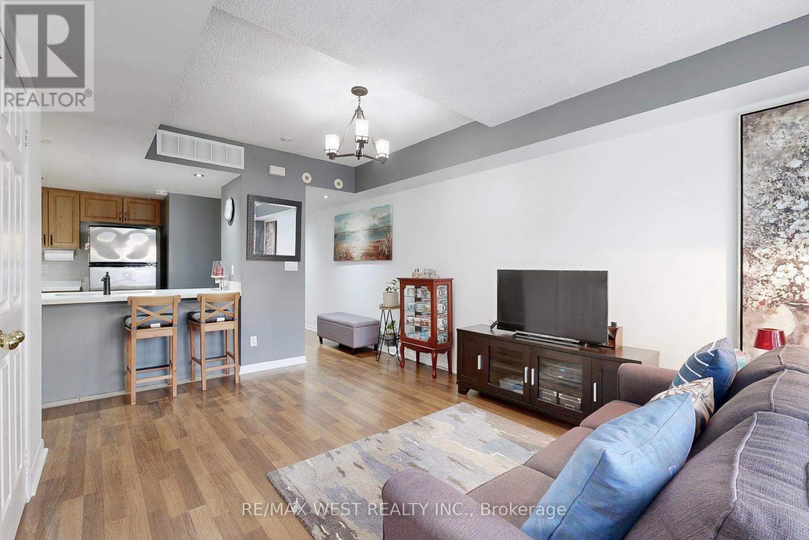 2046 - 3043 Finch Avenue W, Toronto, Ontario  M9M 0A4 - Photo 8 - W12616594