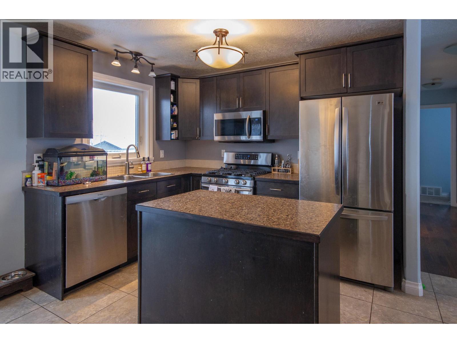 1717 87 Avenue, Dawson Creek, British Columbia  V1G 0B2 - Photo 3 - 10370965