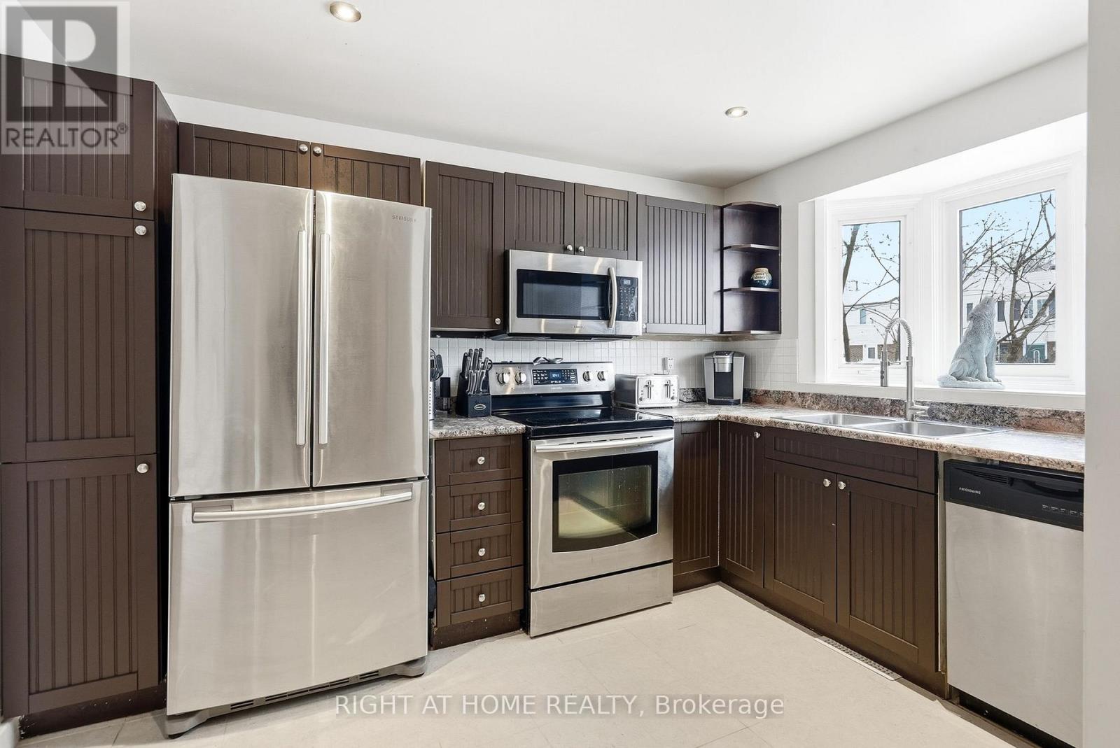 1633 Lafrance Drive, Ottawa, Ontario K1E 2L7 - Photo 3 - X12616678