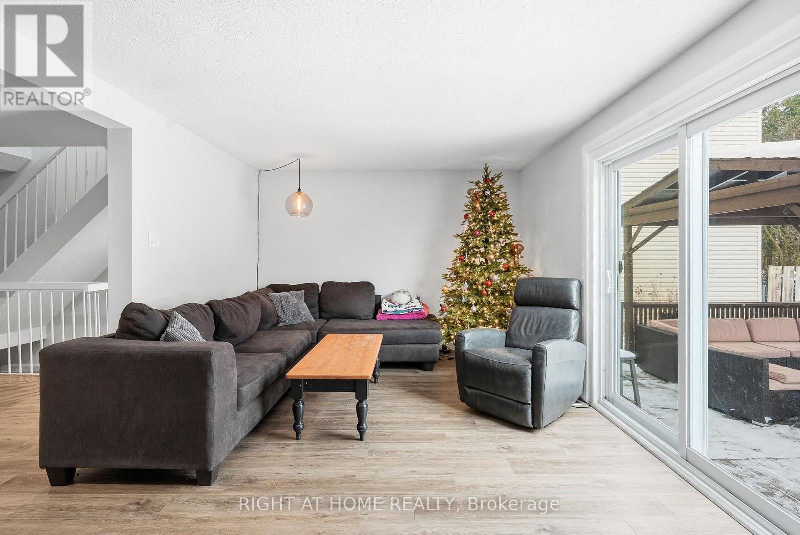 1633 Lafrance Drive, Ottawa, Ontario K1E 2L7 - Photo 5 - X12616678