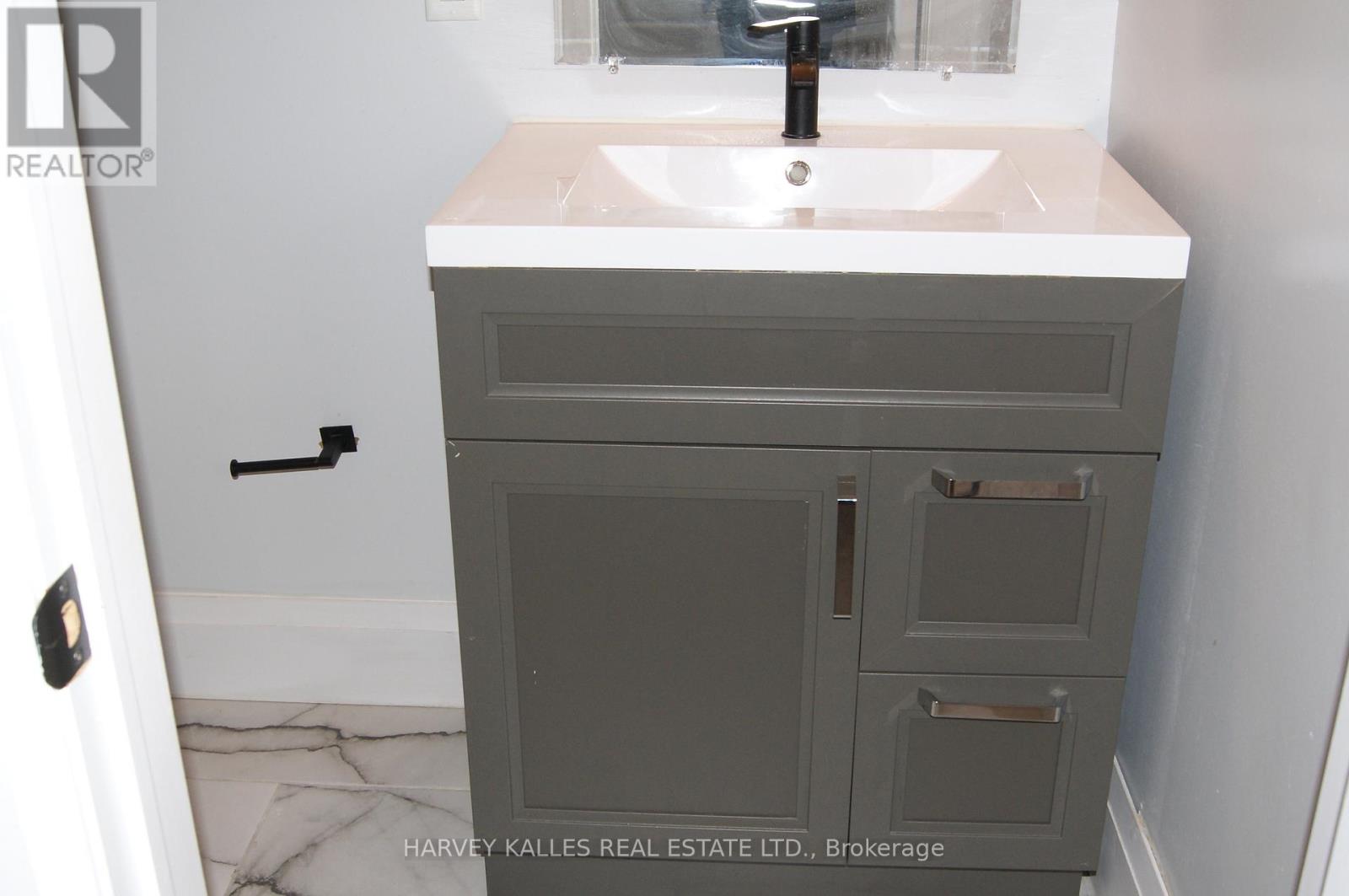 Main - 70 Centre Street W, Strathroy-Caradoc, Ontario  N7G 1T8 - Photo 11 - X12480742