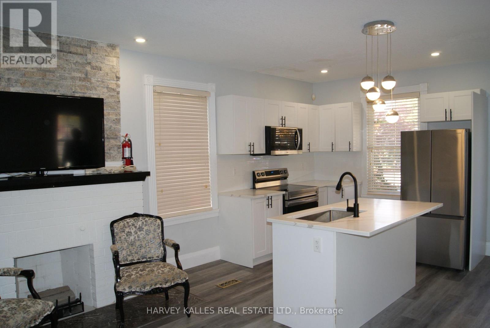 Main - 70 Centre Street W, Strathroy-Caradoc, Ontario  N7G 1T8 - Photo 3 - X12480742