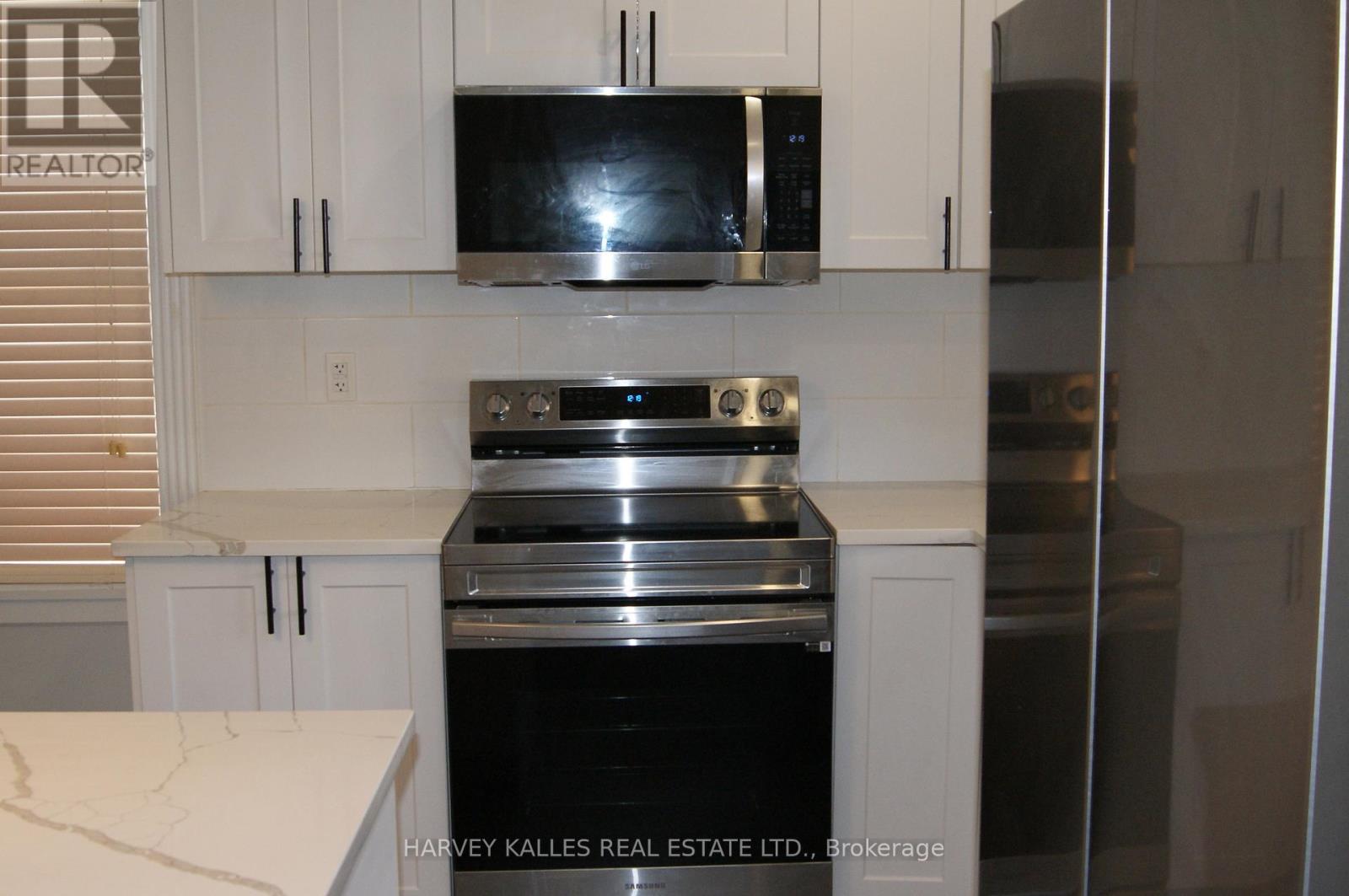 Main - 70 Centre Street W, Strathroy-Caradoc, Ontario  N7G 1T8 - Photo 4 - X12480742