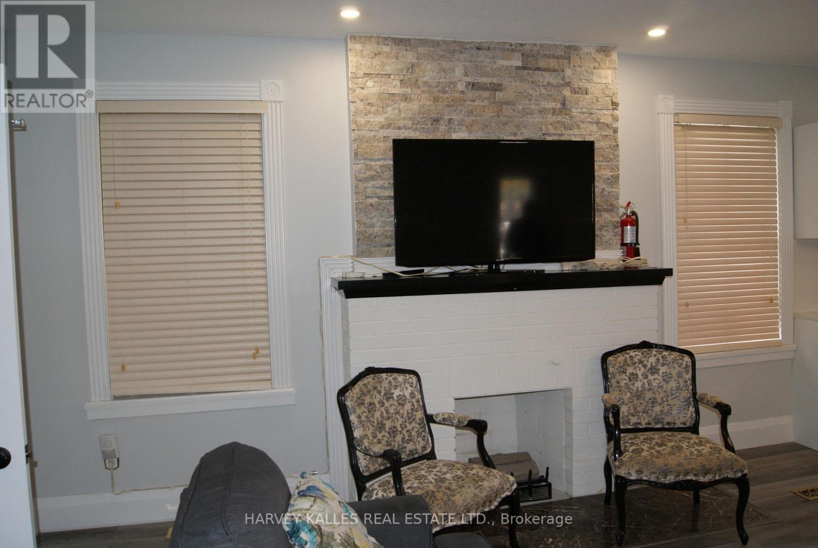 Main - 70 Centre Street W, Strathroy-Caradoc, Ontario  N7G 1T8 - Photo 5 - X12480742