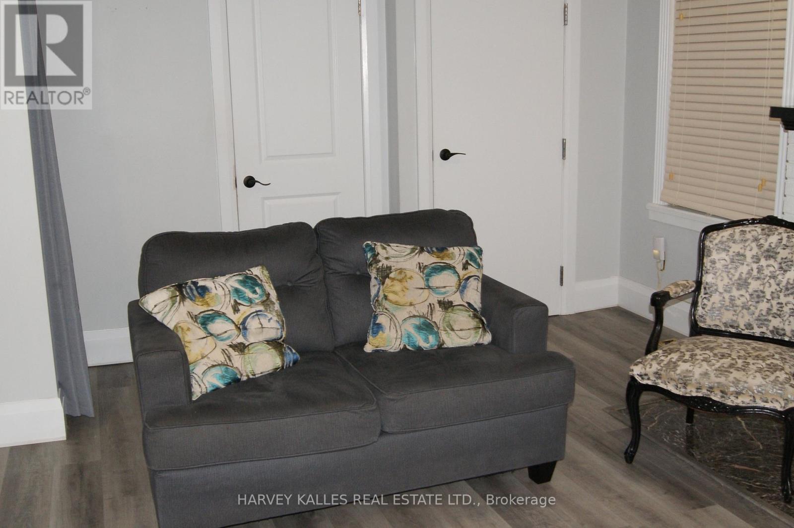 Main - 70 Centre Street W, Strathroy-Caradoc, Ontario  N7G 1T8 - Photo 6 - X12480742