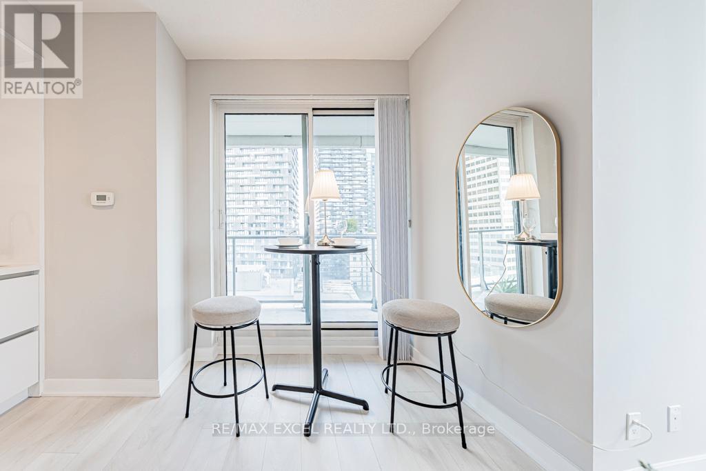 1302 - 2221 Yonge Street, Toronto, Ontario  M4S 0B8 - Photo 10 - C12616686