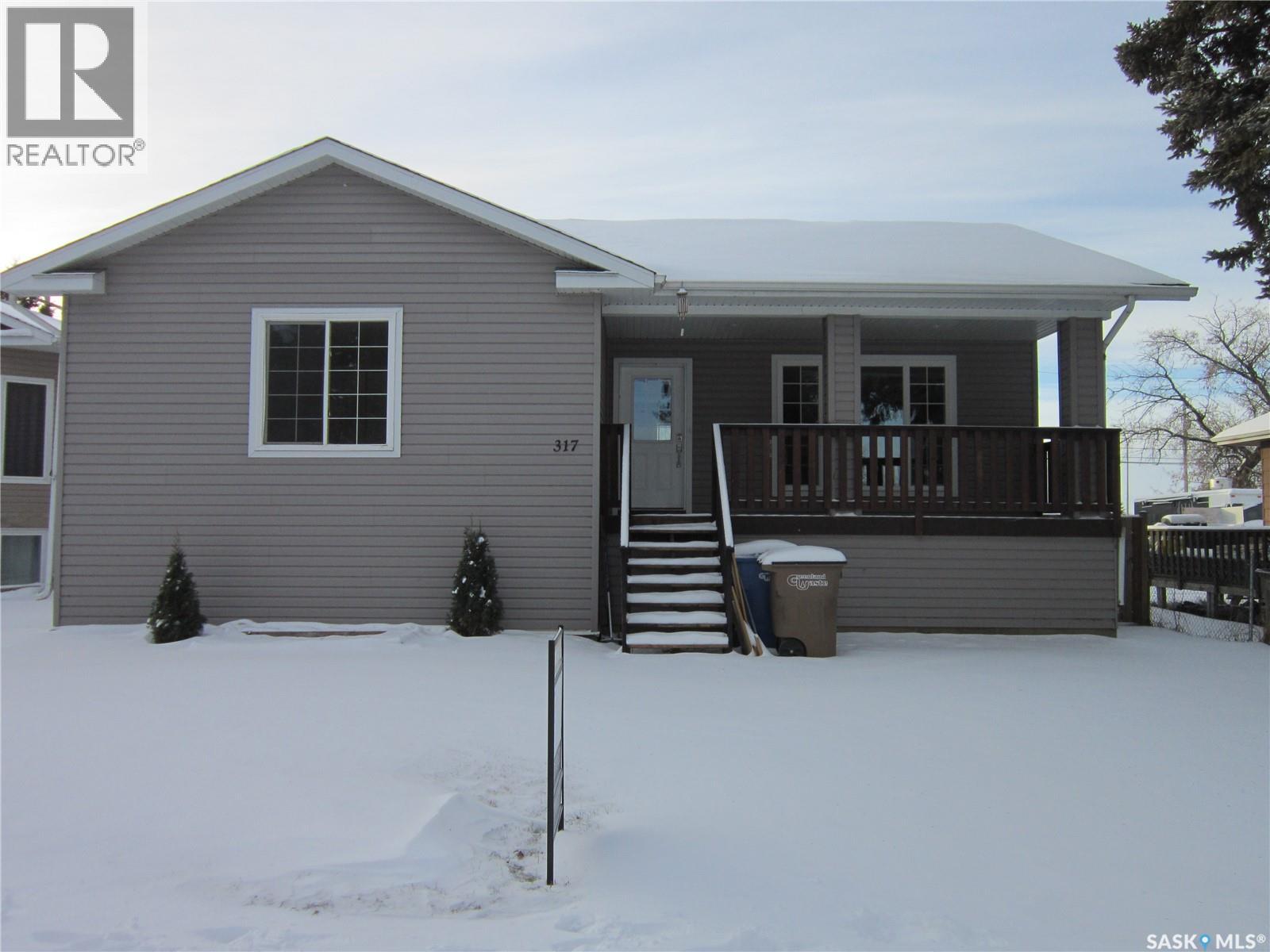 317 Burrows Avenue W, Melfort, Saskatchewan  S0E 1A0 - Photo 2 - SK022213