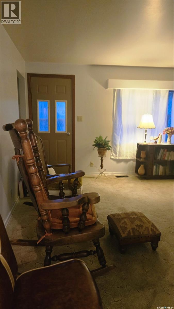 832 Peters Avenue, Oxbow, Saskatchewan  S0C 2B0 - Photo 2 - SK025484