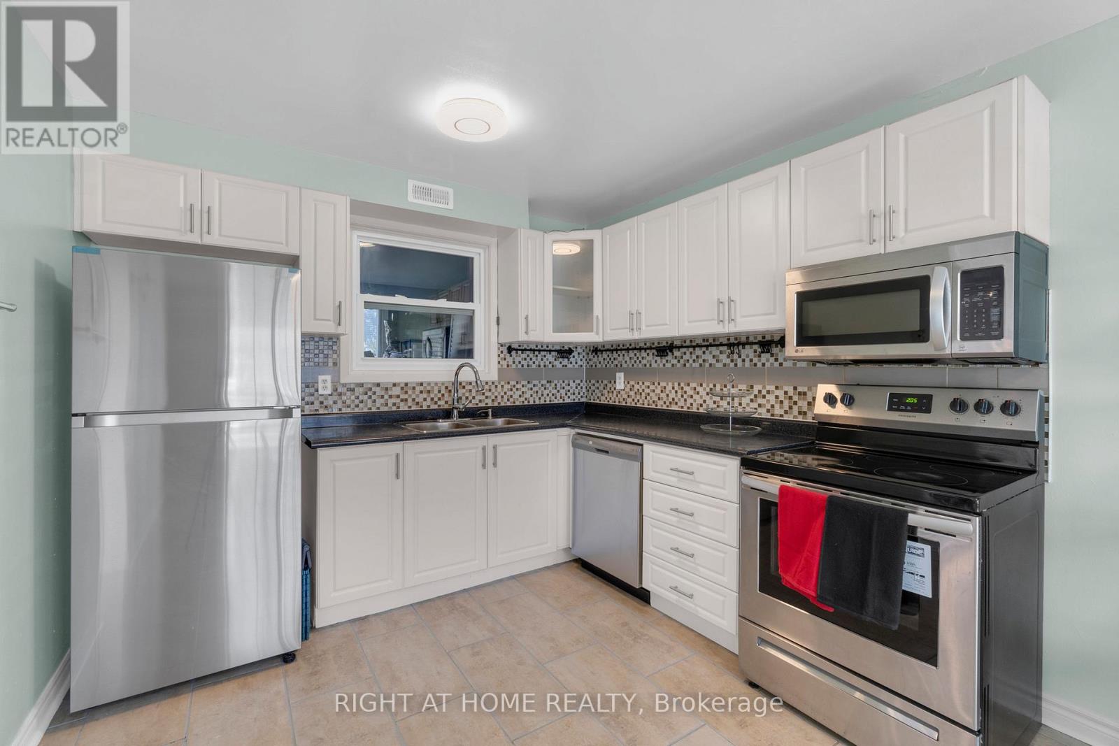 13 Huntingwood Crescent, Brampton, Ontario  L6S 1S5 - Photo 11 - W12616664