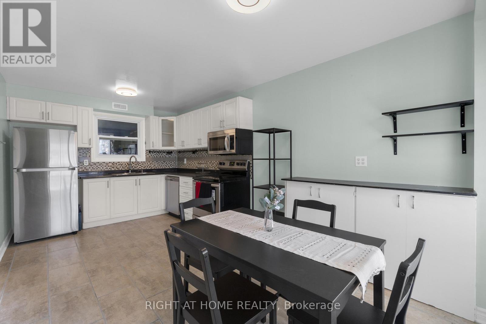 13 Huntingwood Crescent, Brampton, Ontario  L6S 1S5 - Photo 9 - W12616664