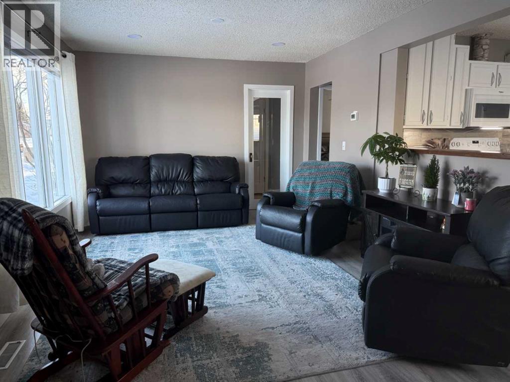 209 2 Street W, Bow Island, Alberta  T0K 0G0 - Photo 2 - A2273594