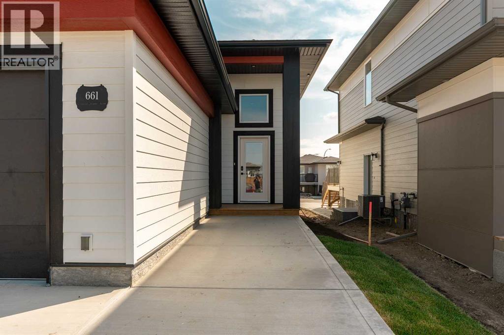 661 Devonia Road W, Lethbridge, Alberta  T1J 5W3 - Photo 3 - A2252891