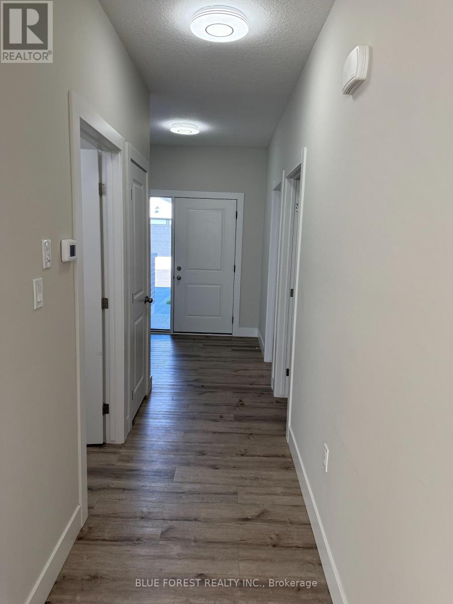 9 - 282 Main Street, Southwest Middlesex, Ontario  N0L 1M0 - Photo 3 - X12616782