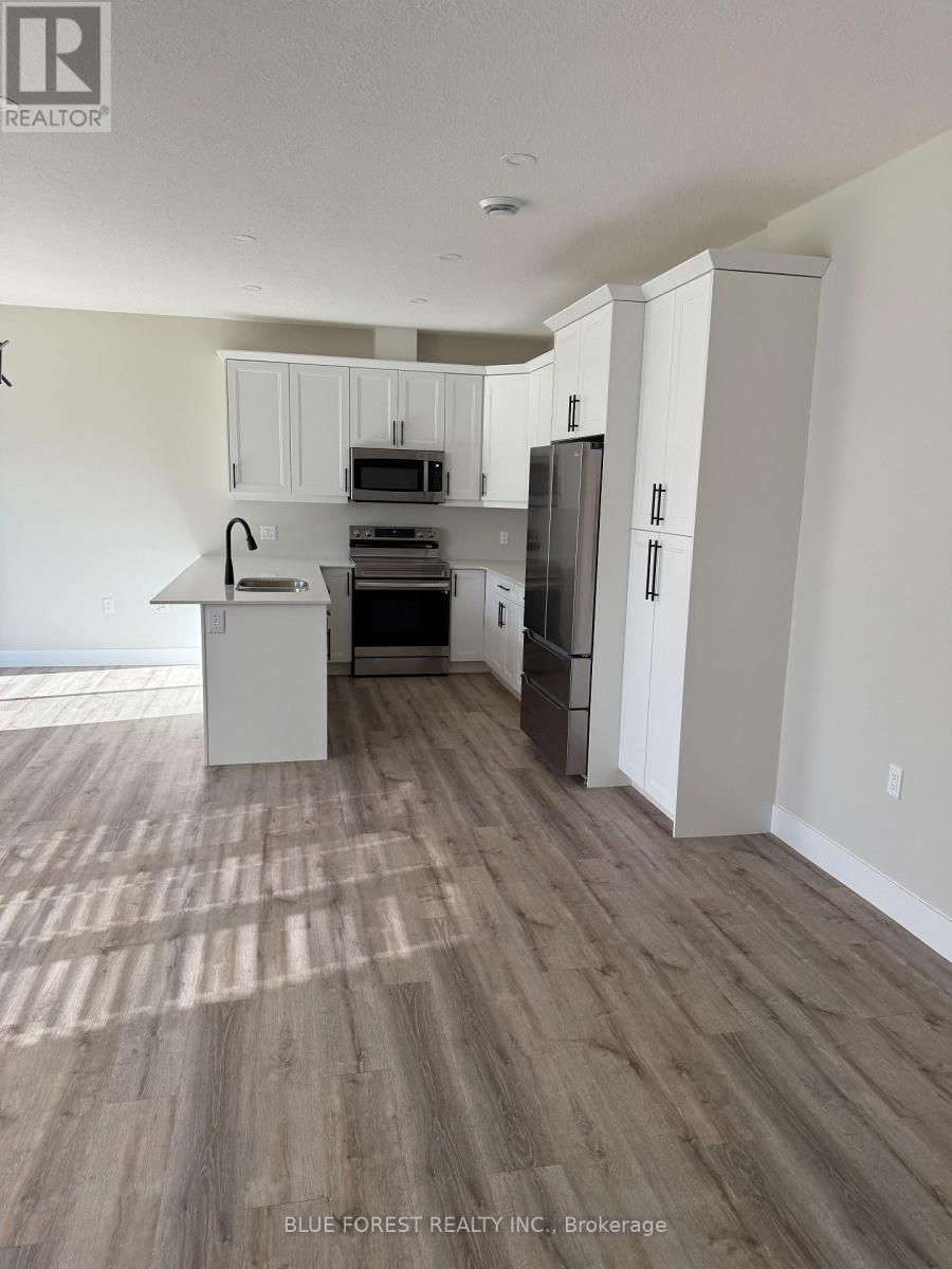 9 - 282 Main Street, Southwest Middlesex, Ontario  N0L 1M0 - Photo 6 - X12616782