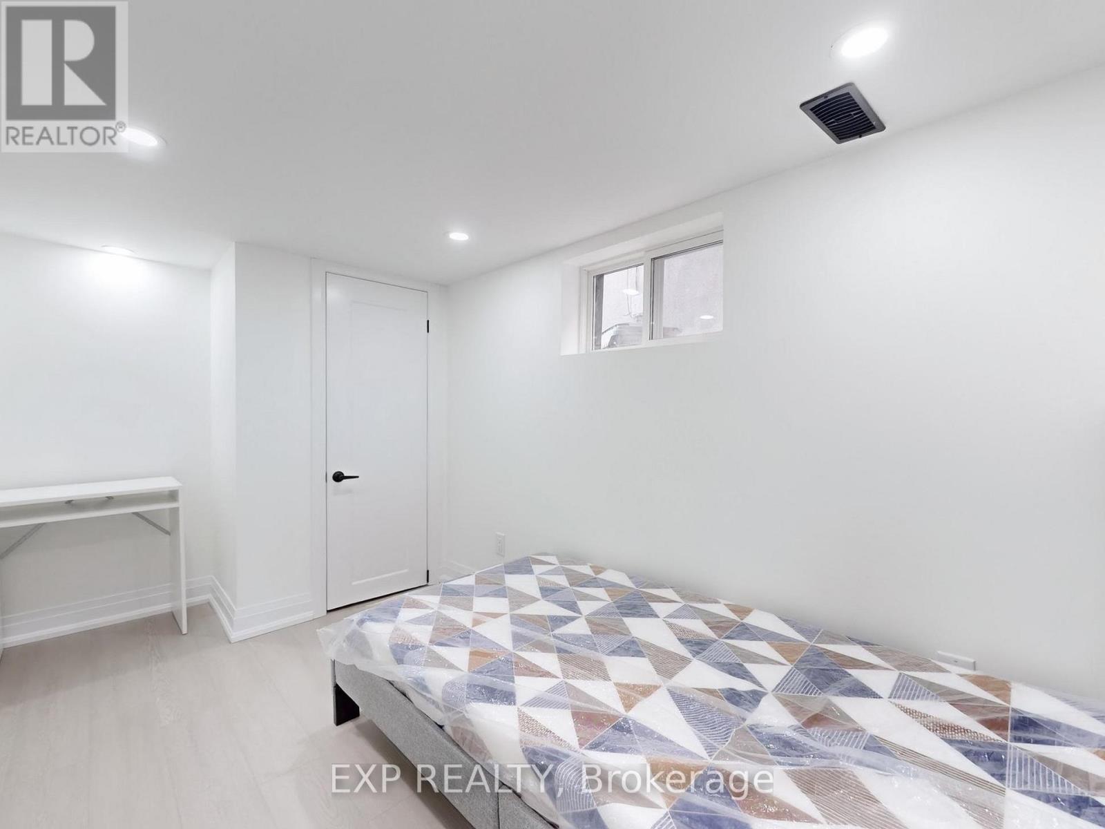 685 Jane Street, Toronto, Ontario  M6N 4A6 - Photo 34 - W12616128