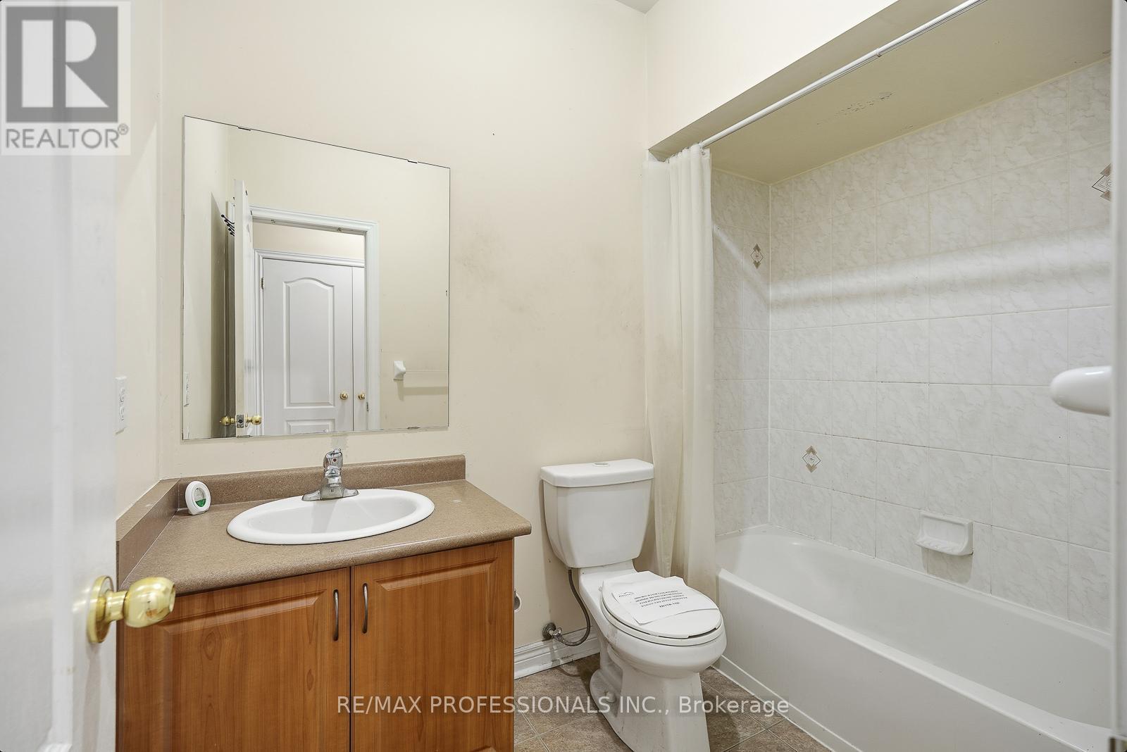 370 Queen Mary Drive, Brampton, Ontario  L7A 3T1 - Photo 14 - W12616524