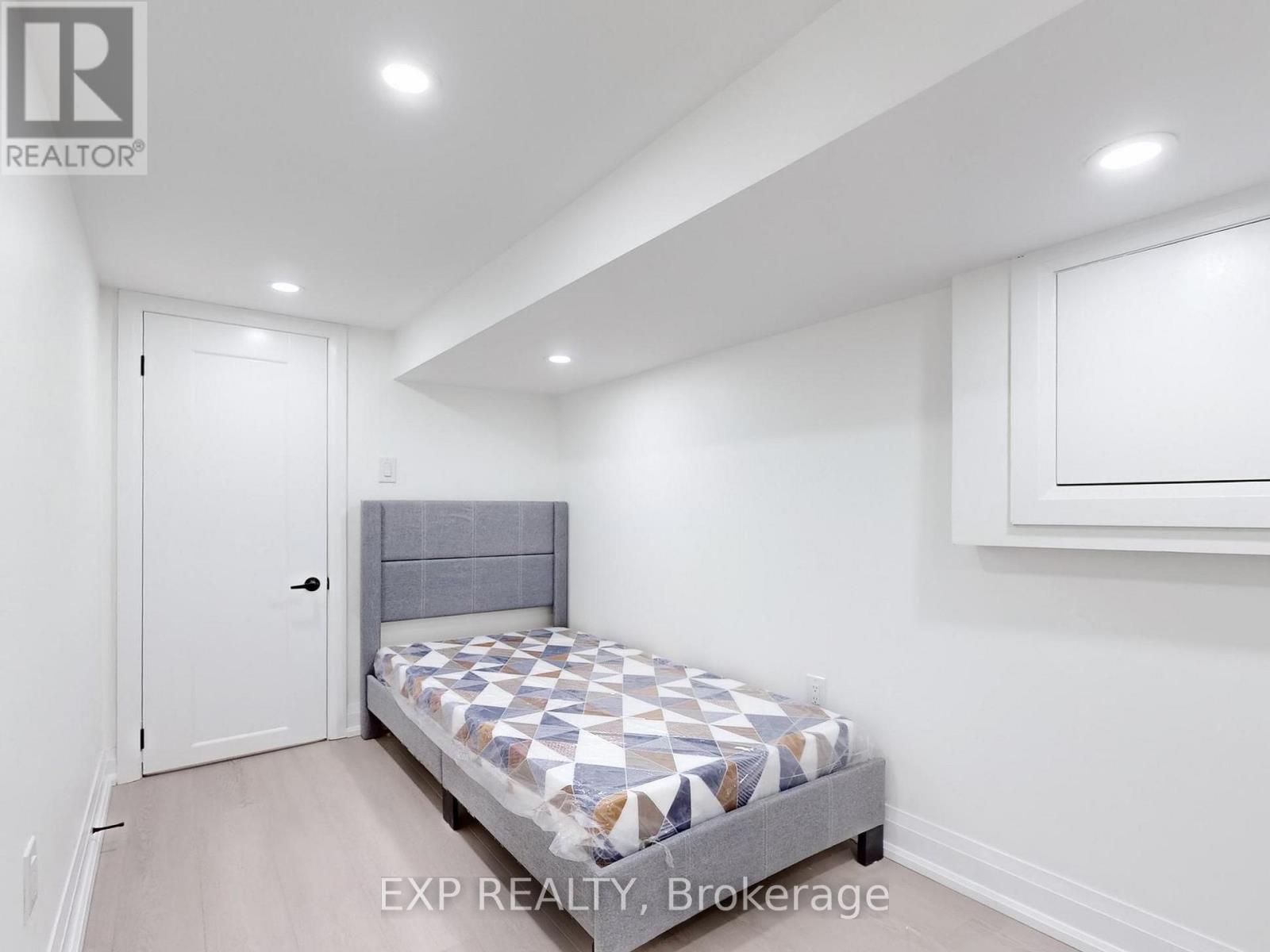 685 Jane Street, Toronto, Ontario  M6N 4A6 - Photo 36 - W12616128