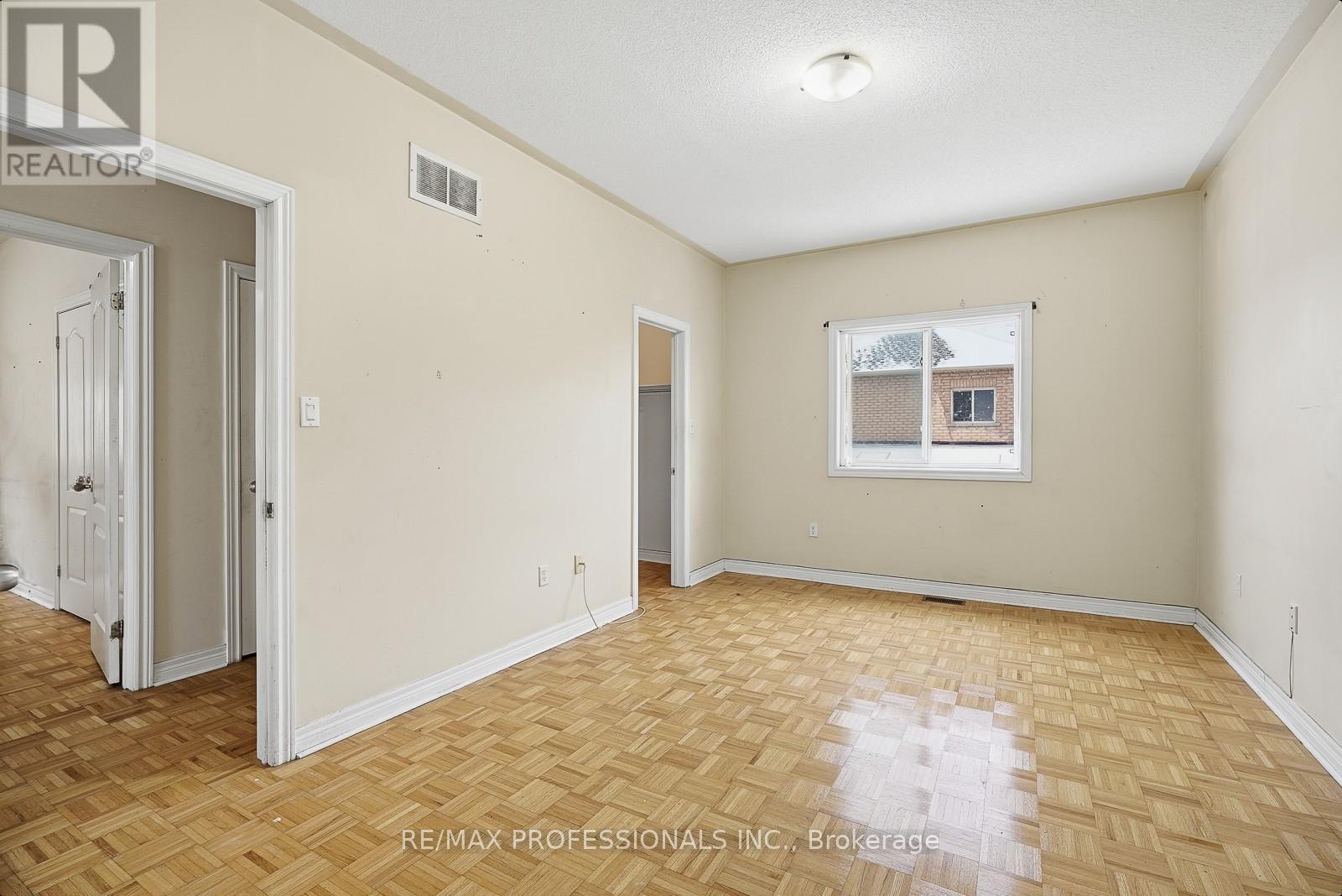 370 Queen Mary Drive, Brampton, Ontario  L7A 3T1 - Photo 11 - W12616524