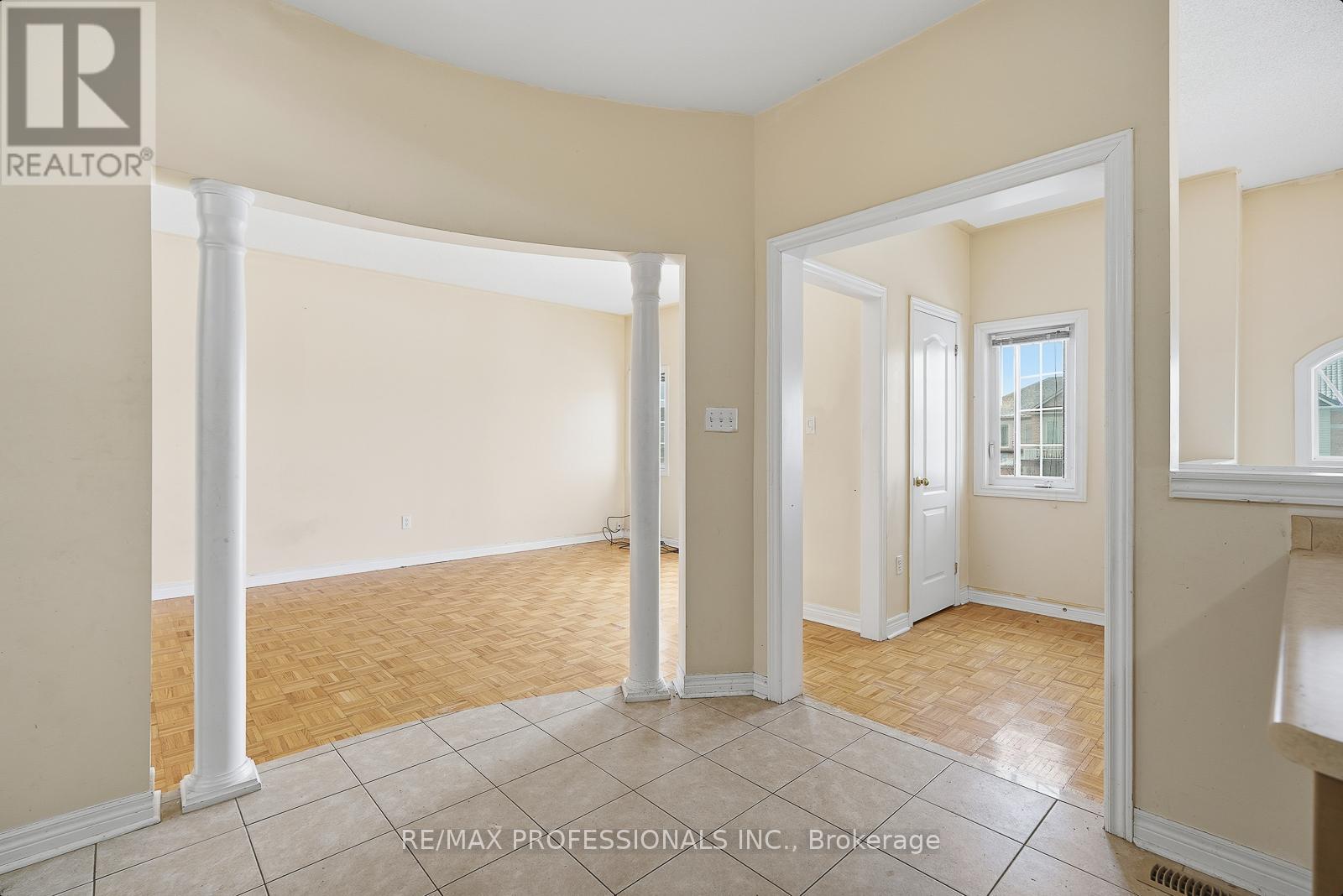 370 Queen Mary Drive, Brampton, Ontario  L7A 3T1 - Photo 9 - W12616524