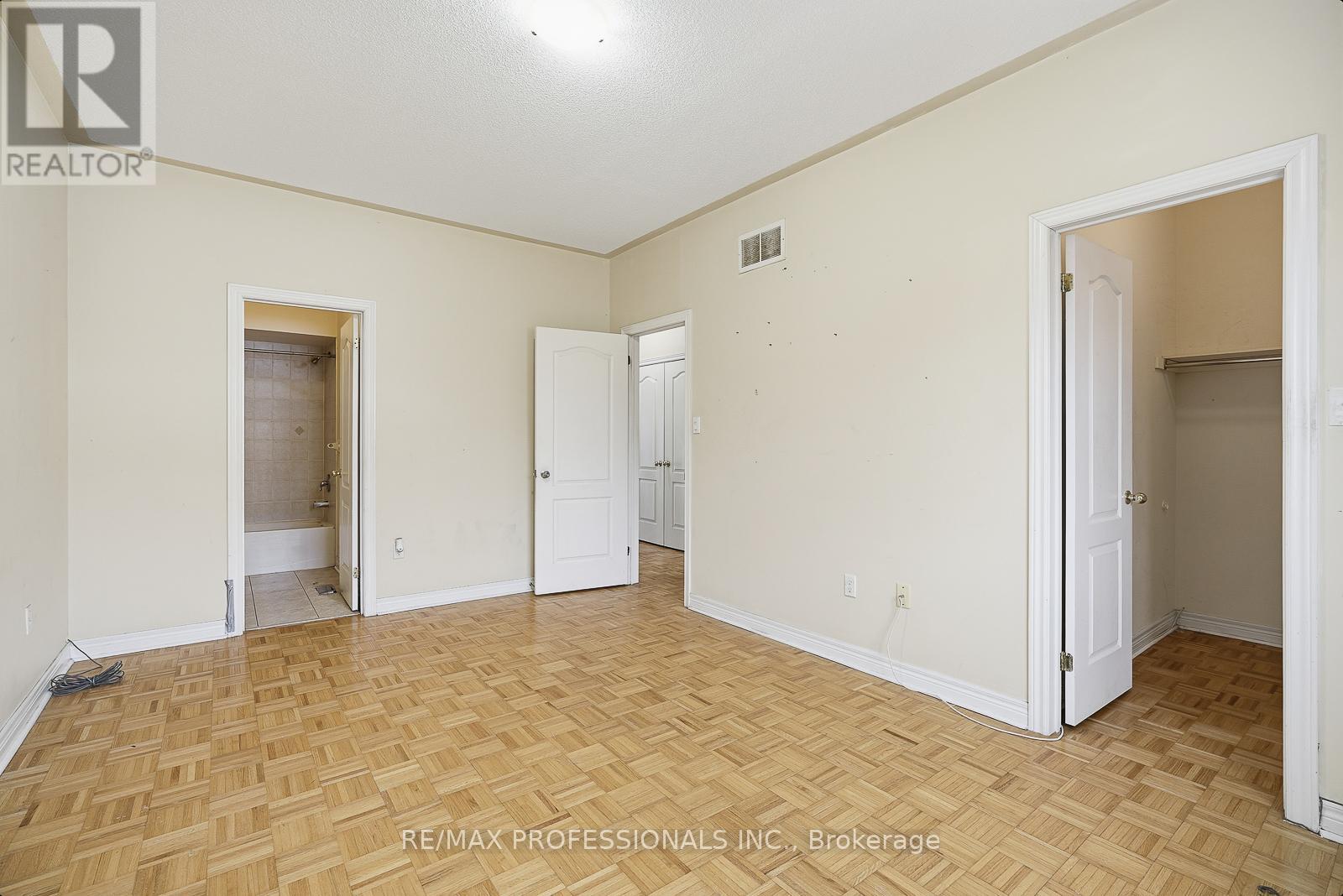 370 Queen Mary Drive, Brampton, Ontario  L7A 3T1 - Photo 12 - W12616524