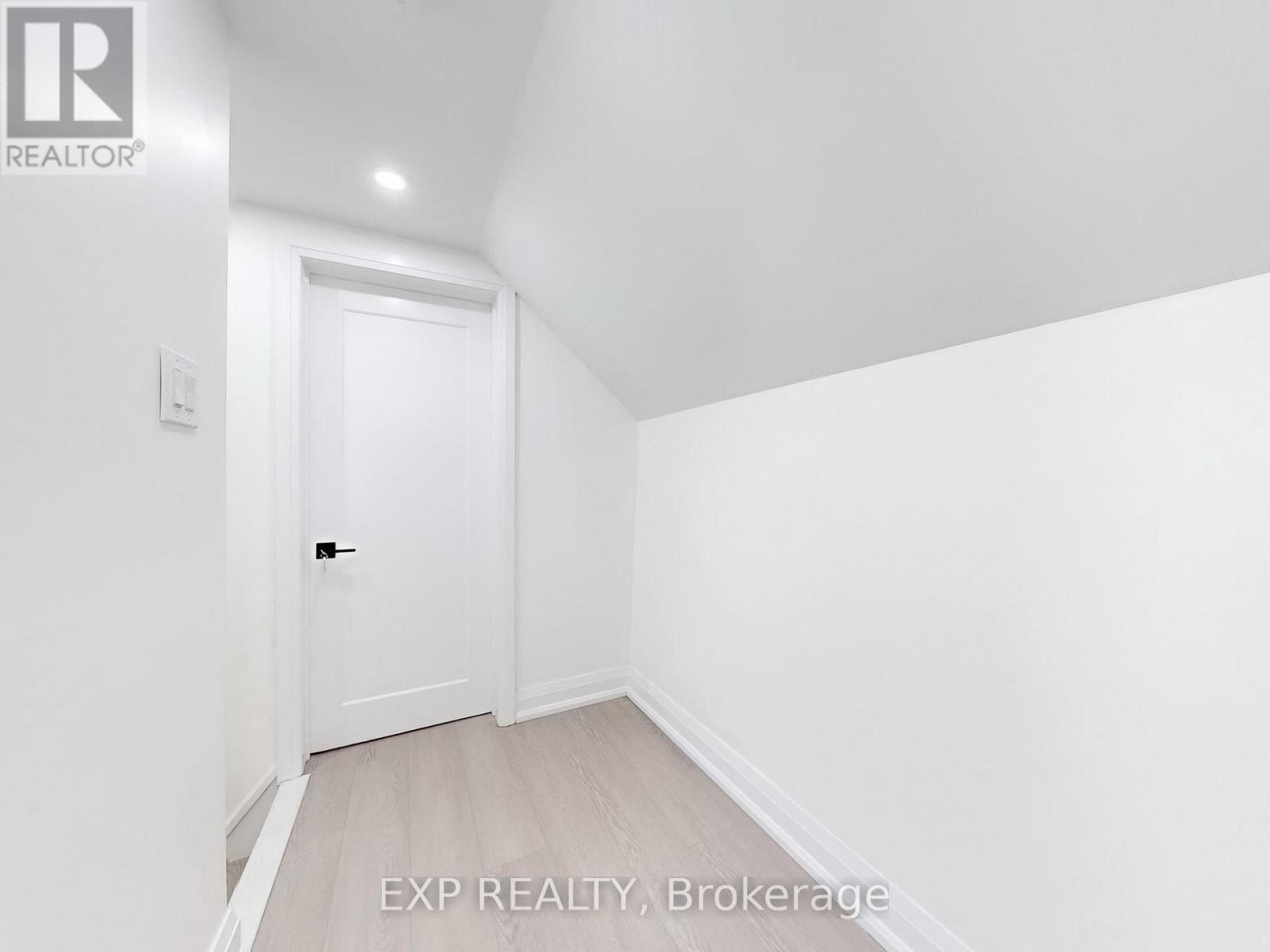 685 Jane Street, Toronto, Ontario  M6N 4A6 - Photo 16 - W12616128