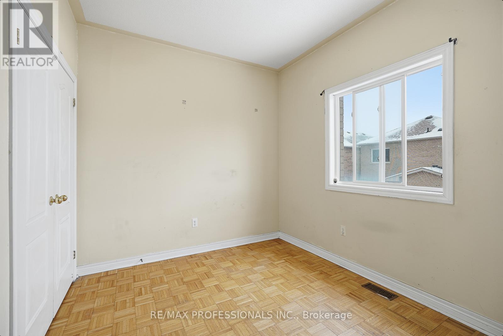 370 Queen Mary Drive, Brampton, Ontario  L7A 3T1 - Photo 13 - W12616524