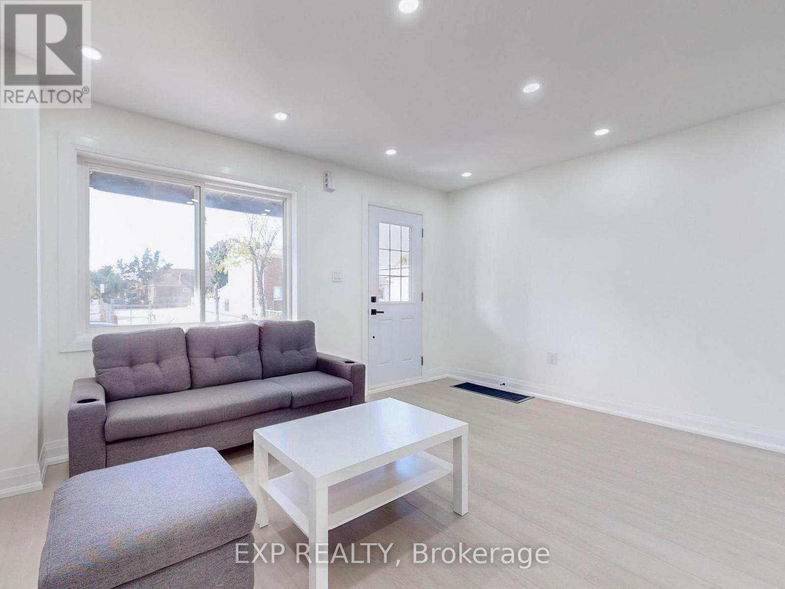 685 Jane Street, Toronto, Ontario  M6N 4A6 - Photo 7 - W12616128