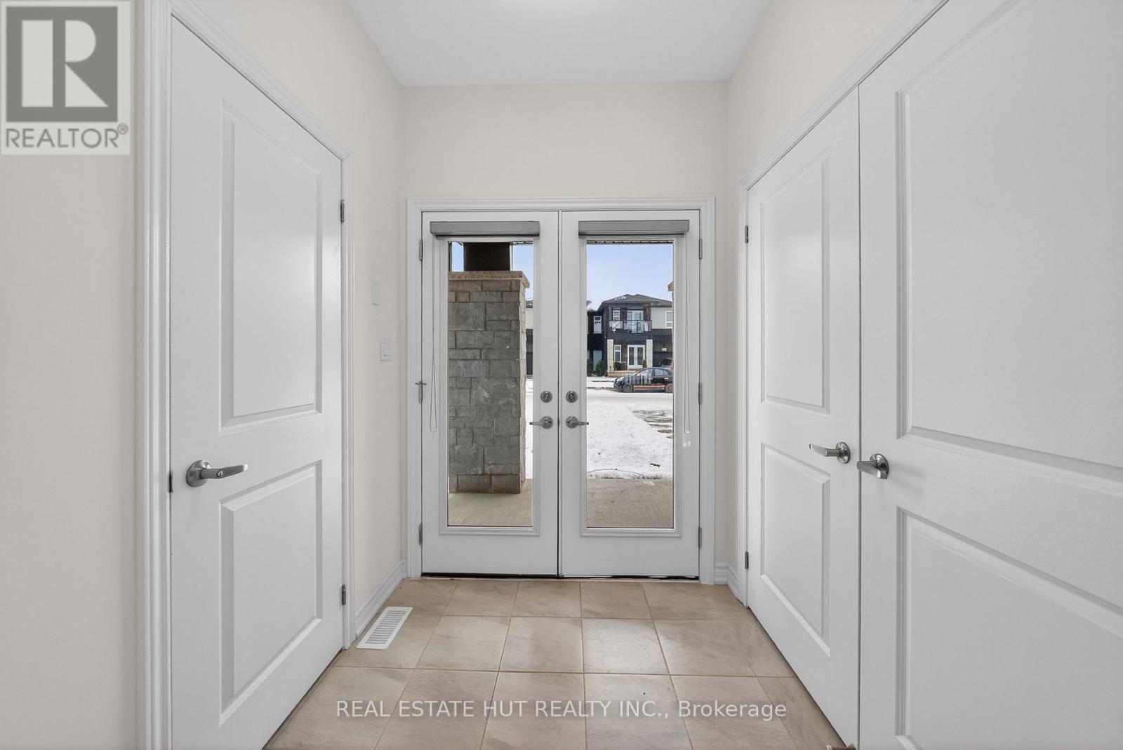 3241 Parker Avenue, Fort Erie, Ontario L0S 1N0 - Photo 2 - X12608368