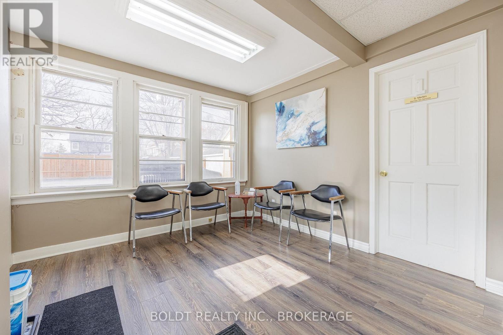 2d - 215 Ontario Street, St. Catharines, Ontario  L2R 5L2 - Photo 5 - X12616832