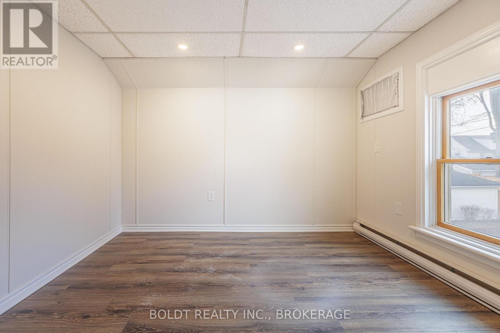 2d - 215 Ontario Street, St. Catharines, Ontario  L2R 5L2 - Photo 9 - X12616832