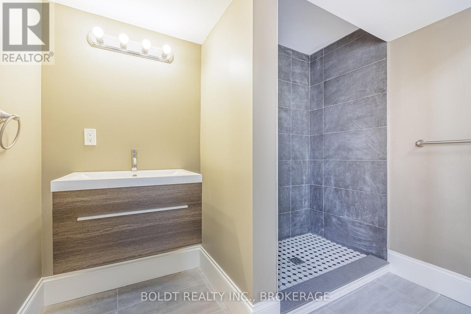 3a - 215 Ontario Street, St. Catharines, Ontario  L2R 5L2 - Photo 14 - X12616836