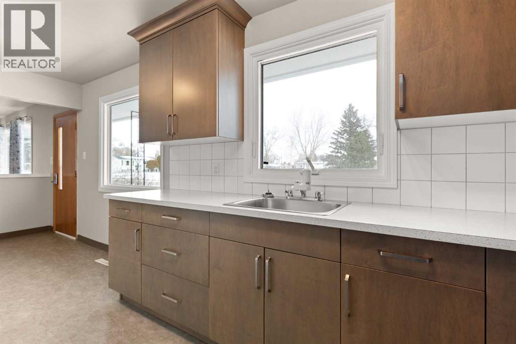 283 12 Street Ne, Medicine Hat, Alberta  T1A 5T8 - Photo 8 - A2272672