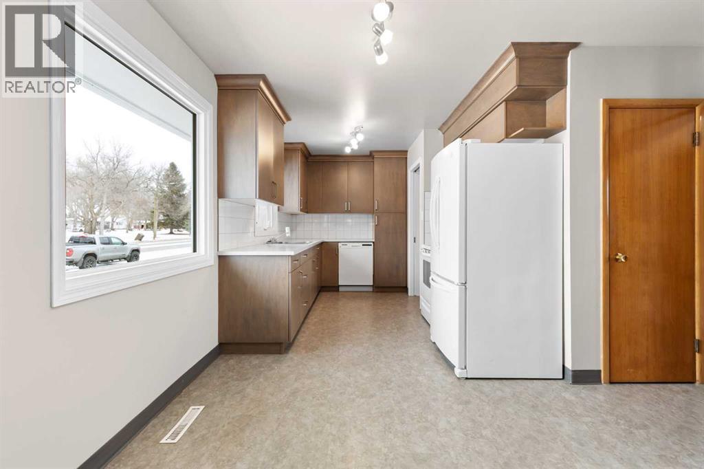 283 12 Street Ne, Medicine Hat, Alberta  T1A 5T8 - Photo 4 - A2272672